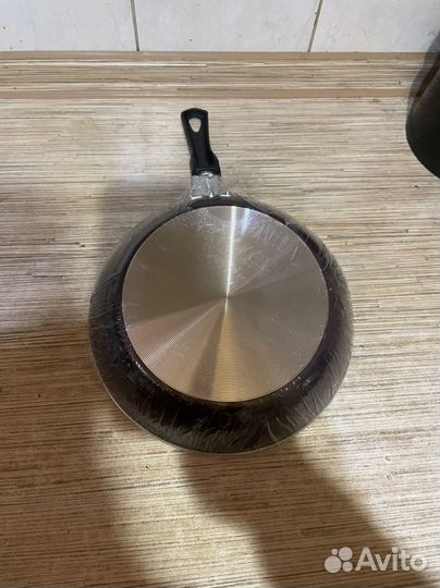 Новые сковородки 24 и 26 см с крышками