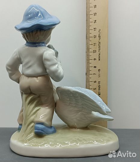 Статуэтка мальчик с гусем, Путти с мячом Германия