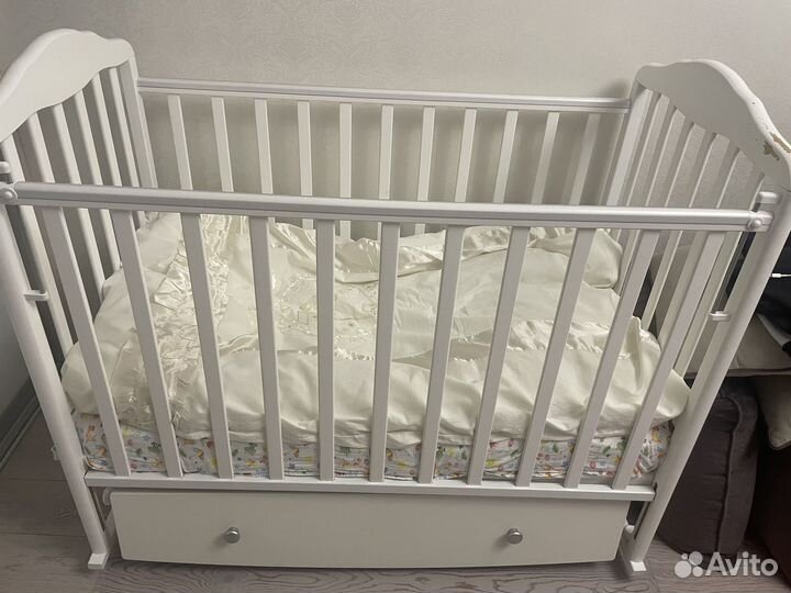 Продам детскую кровать с маятником