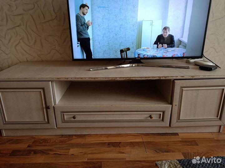 Полка под телевизор