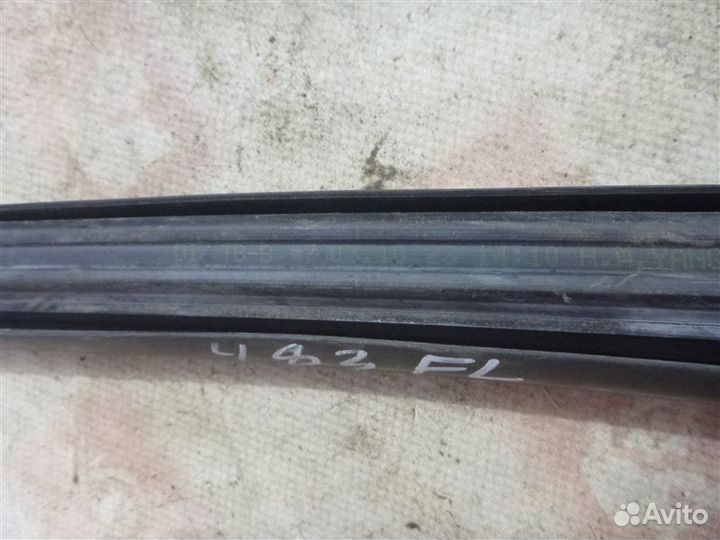 Уплотнительная резинка стекла передняя левая