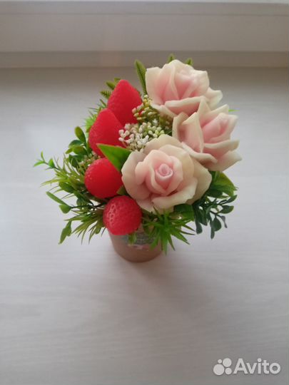 Букет из мыла розы с клубникой