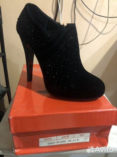 Ботильоны замшевые со стразами