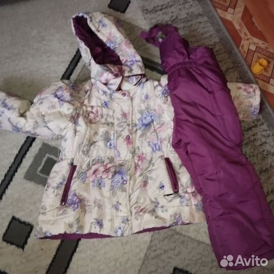 Две зимние куртки, одна весенняя. Все с комбезами