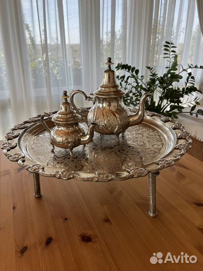 Поднос с чайниками