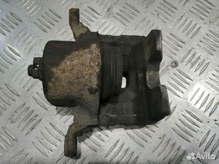 Суппорт тормозной передний левый Nissan Teana J31