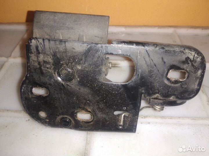 Скоба замка капота Volkswagen Caddy 2KB BSU 2008