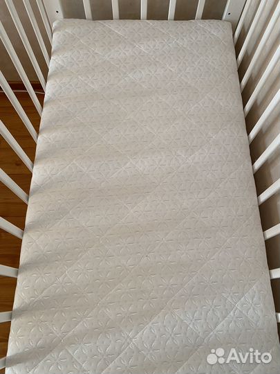 Кроватка детская с матрасом и наматрасником