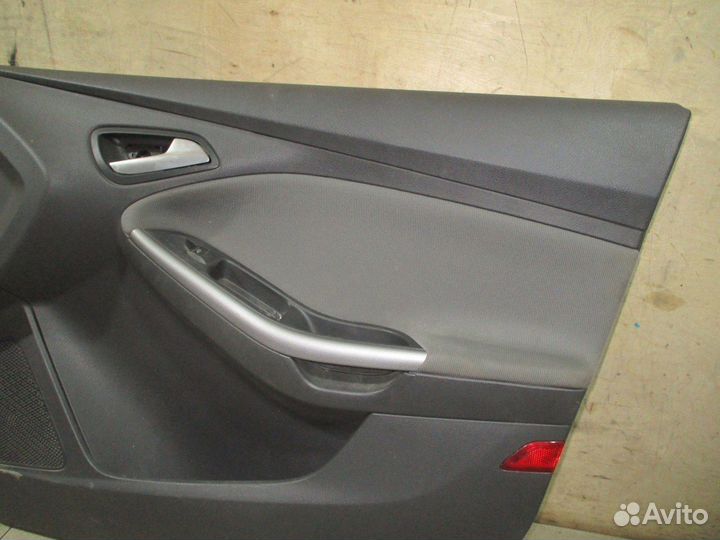 Обшивка двери передней правой Ford Focus 3