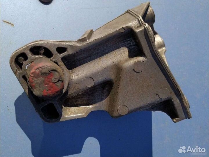 Опора двигателя Audi 80 B4 седан 2.0I 1992