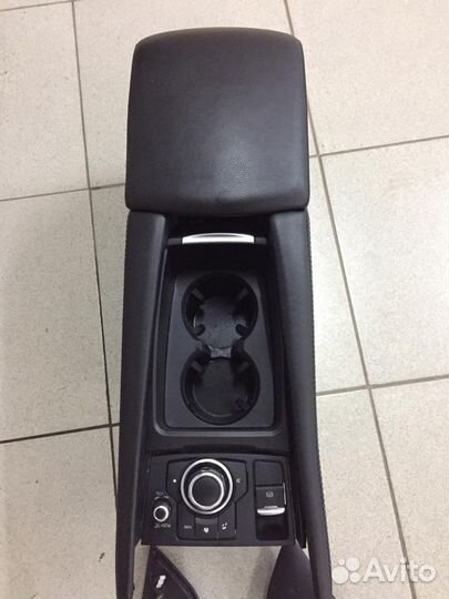 Подлокотник с кнопками Мазда 3 (консоль кожа)