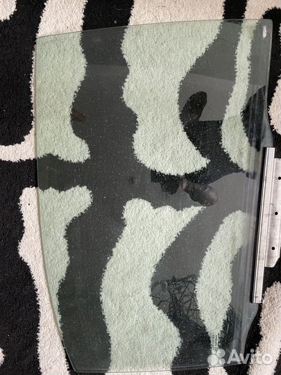 Заднее правое стекло Avensis