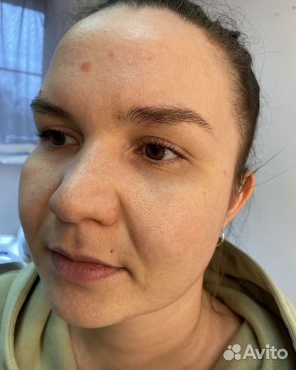 Модель на брови