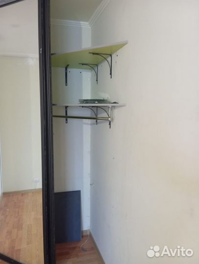 Угловой зеркальный шкаф с полками