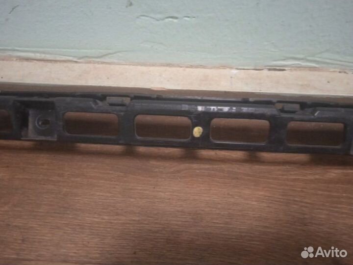 Кронштейн заднего бампера центральный Volkswagen