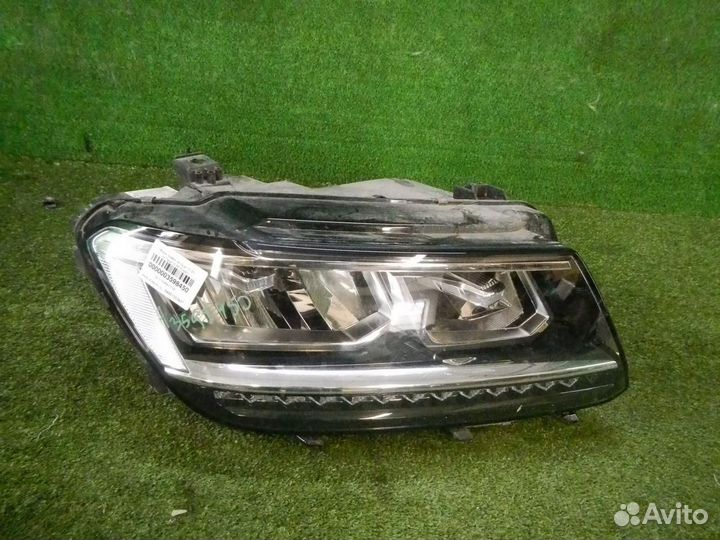 Фара правая Volkswagen Tiguan