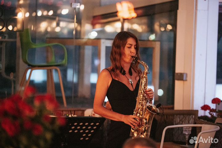 Саксофонист на праздник