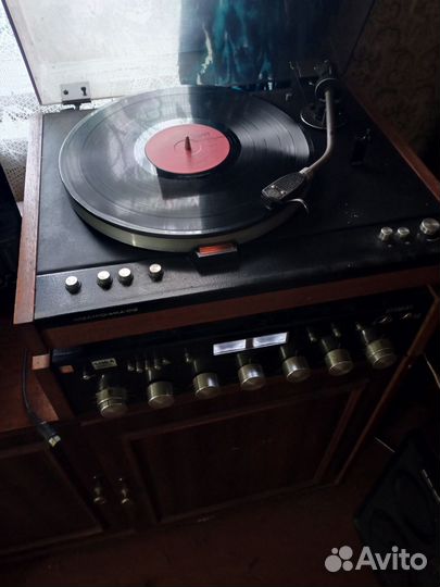 Катушечный магнитофон и проигрыватель винила