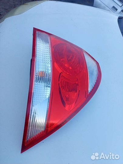 Задний правый фонарь на Nissan Almera Classic B10