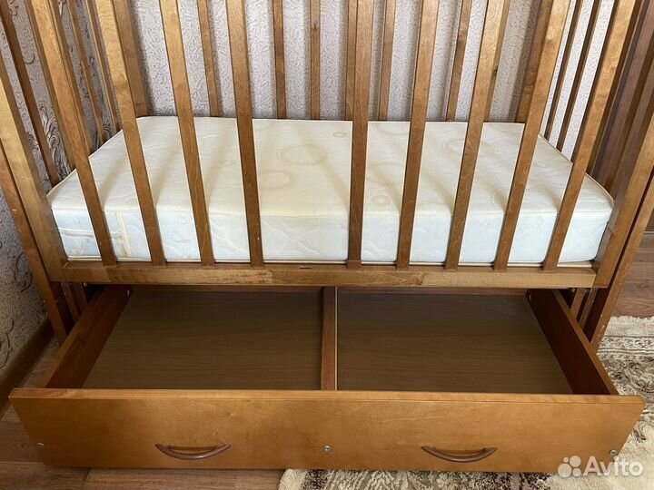 Детская кроватка с маятником и ящиком