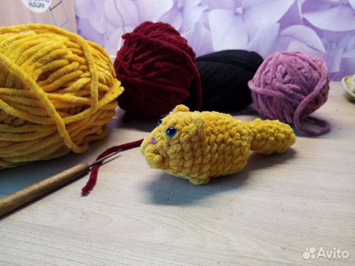 Вязаная игрушка котик