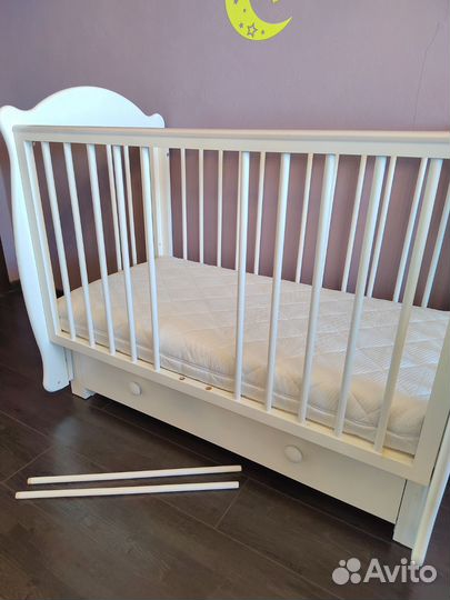 Детская кроватка с маятником и ящиком