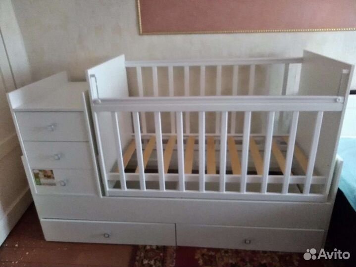 Детская кроватка с маятником и ящиком