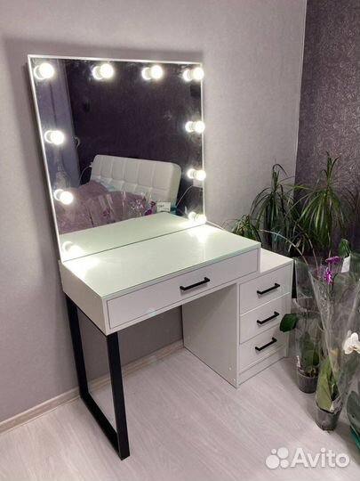 Гримерное зеркало с лампочками