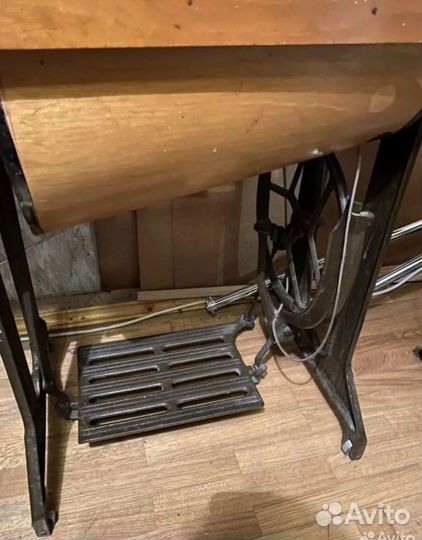 Продаю ножную швейную машинку Зингер