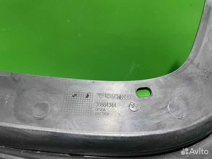 Брызговик передний правый Volvo C30
