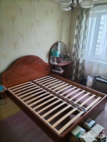 Кровать двухспальная из дерева