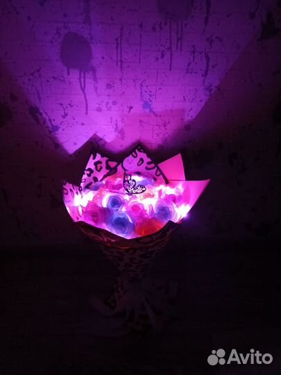 Букет из атласных роз 15