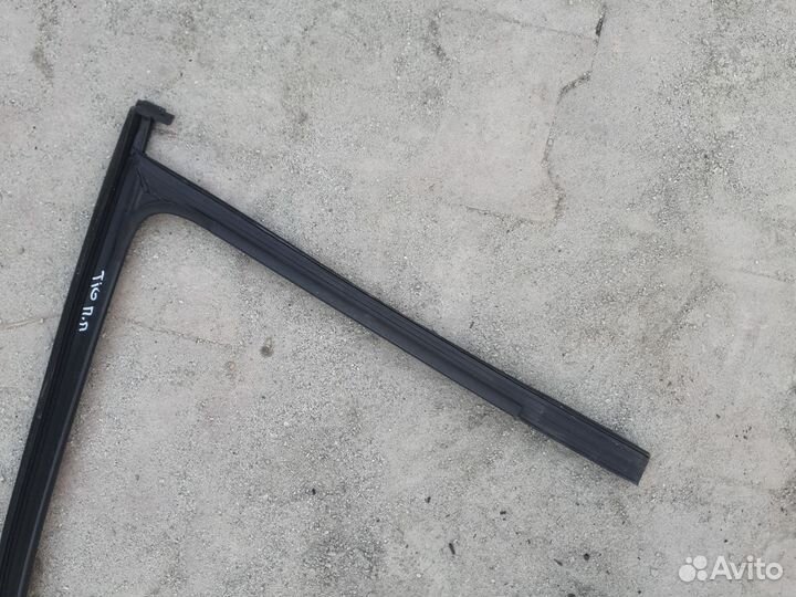 Уплотнитель стекла передний правый VW Tiguan