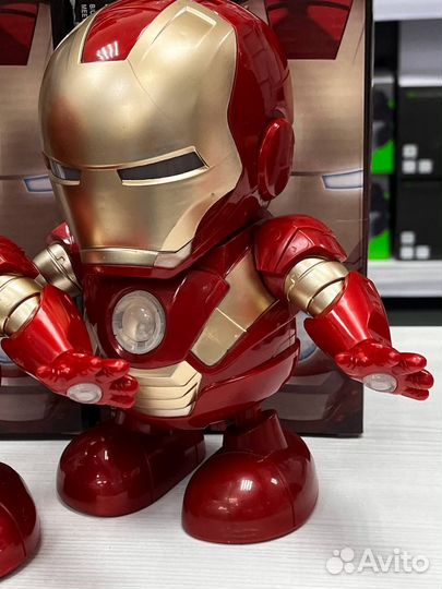 Танцующий робот железный человек