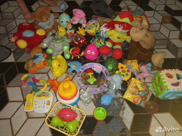 Корзина с игрушками