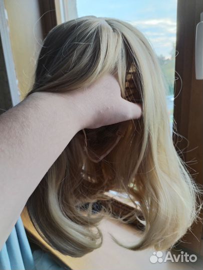 Парик под натуральный блонд каре с удлинением