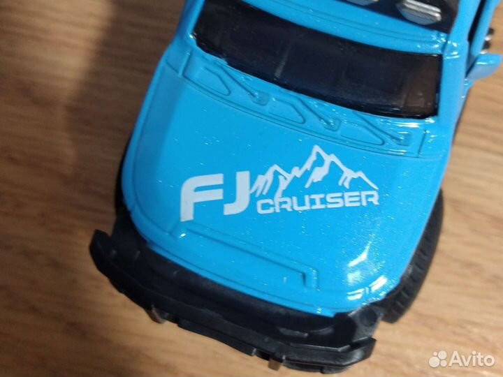 Игрушка машинка с инерционным двигателем