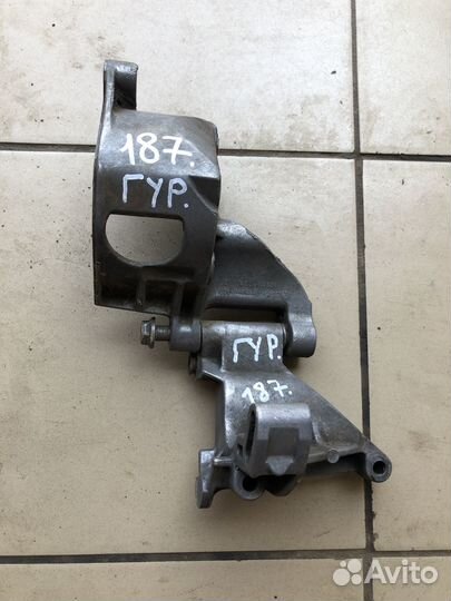 Подушка опора кронштейн Volkswagen Vento