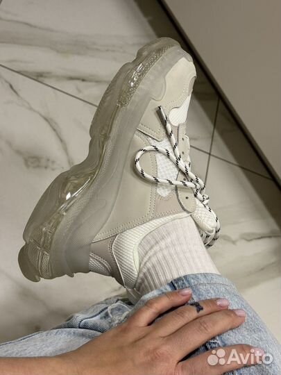 Кроссовки женские