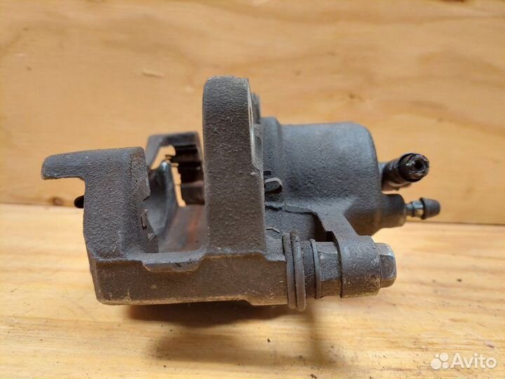 Суппорт передний правый Toyota Vitz SCP90 2szfe