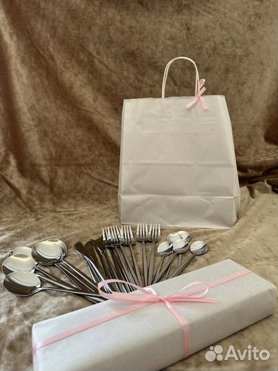 Столовые приборы из 24 предметов разных цветов