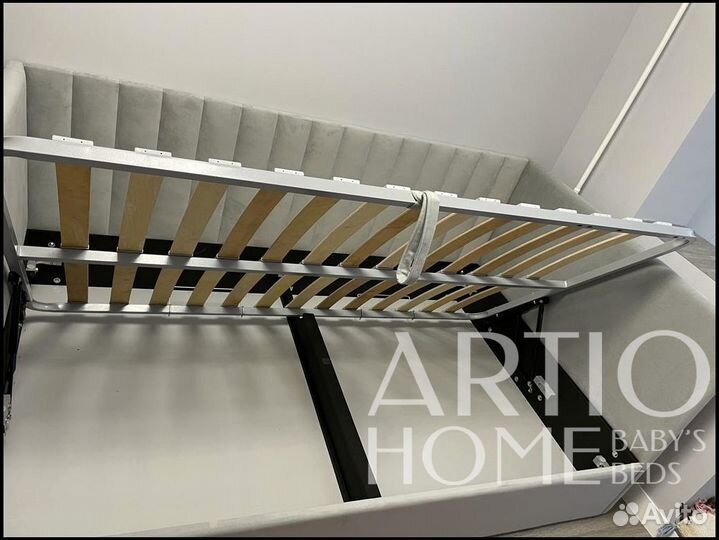 Детская кровать с мягкой спинкой
