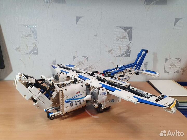 Lego Technic 42025 (грузовой самолет)