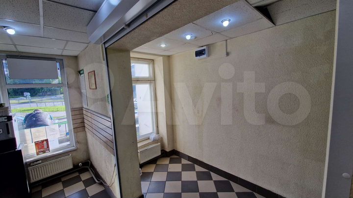 Торговое помещение с витринным окном на проспект