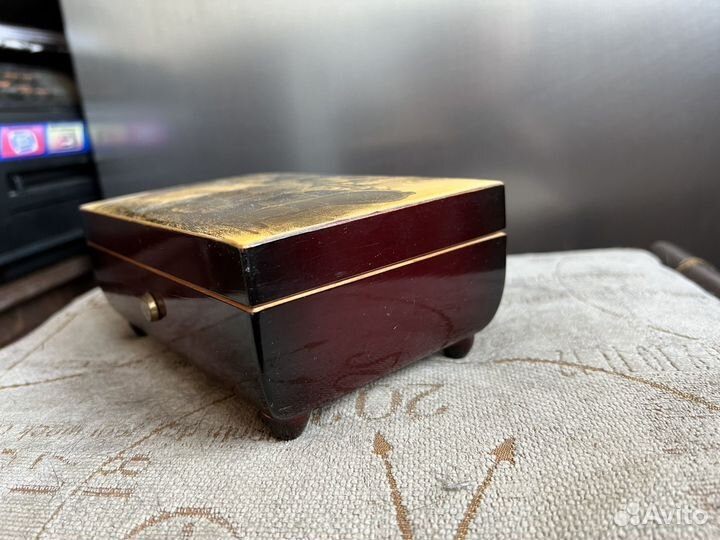 Музыкальная старинная швейцарская шкатулка