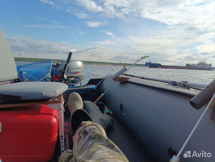 Лодка с мотором и прицепом