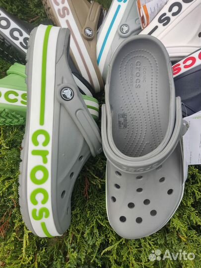 Crocs сабо мужские серые с салатовыми буквами