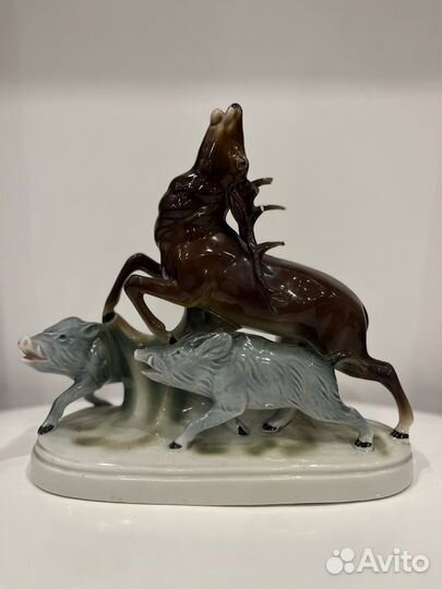 Статуэтка «Олень с кабанами»