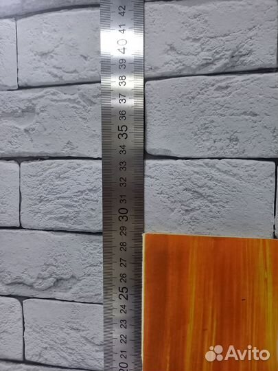 Поет Виктор Хара