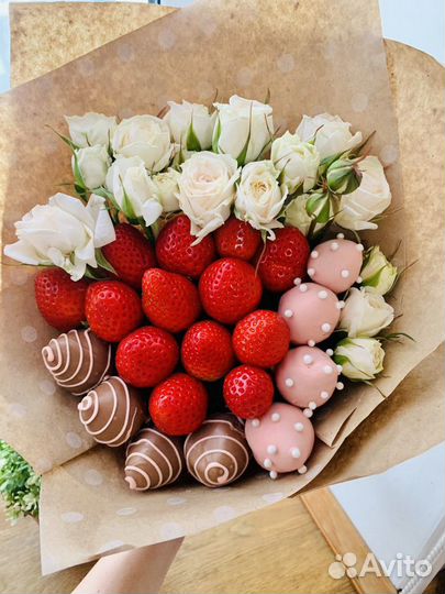 Букет из Клубники в Шоколаде и кустовых Роз